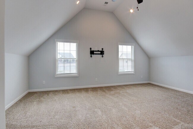Building Photo - mega Huge wow. 4 bed 3 bath.