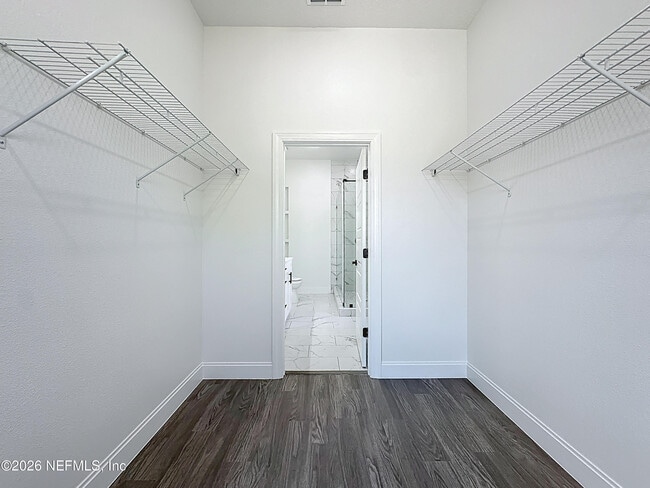 Building Photo - 2121 Broadwater Dr