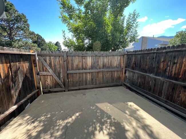 Building Photo - 2 Bedroom Townhouse close to Ft. Carson