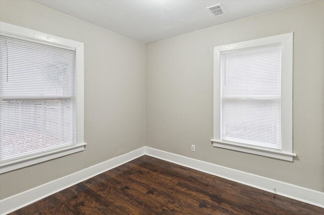 Building Photo - Large Downtown 3BR/2BR House Walking Distance to Forsyth Park