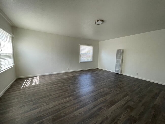 Building Photo - Large Brand New One Bedroom Apartment!