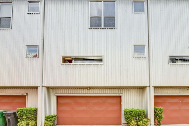 Building Photo - Modern Townhome In The Heart Of Midtown!