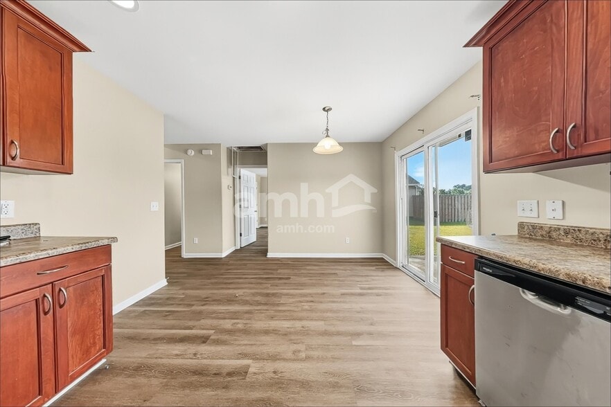 Building Photo - 122 Spring Lakes Dr