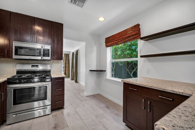 Building Photo - Beautiful home in quiet neighborhood