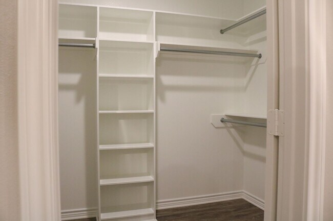 Building Photo - 5421 Meadow Ridge Dr