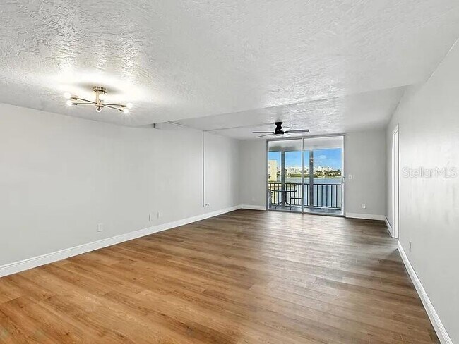 Building Photo - 7665 Sun Island Dr S