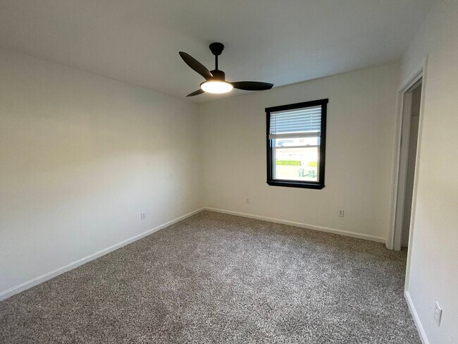 Building Photo - 910 Clearmont Dr