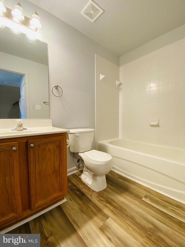 Building Photo - 5147 Mallards Landing Dr