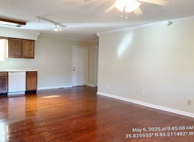 Building Photo - ** ~~ Beautiful 3 bedroom 2 bath house in ...