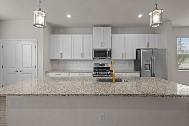 Building Photo - 15384 Caravan Ave