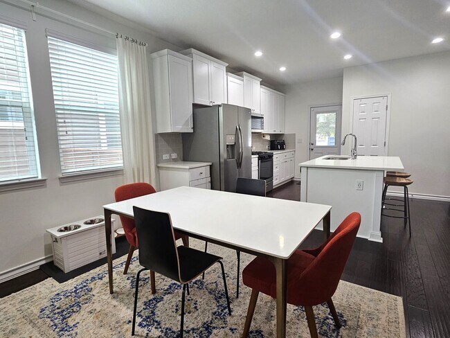 Building Photo - Adorable 3 Bed / 2.5 Bath Home in 51 East