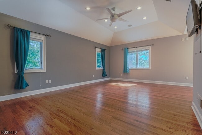 Building Photo - 567 Mountain Ave