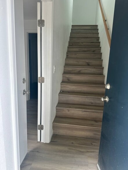 Building Photo - 15122 Burbank Blvd