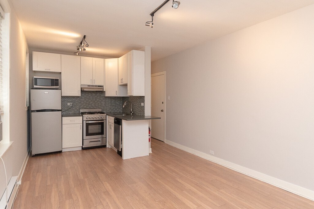 Building Photo - 511 W Belmont Ave