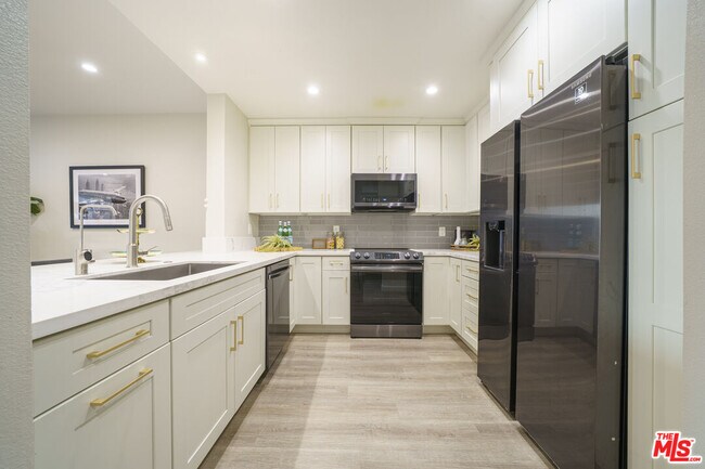 Building Photo - 625 S Berendo St