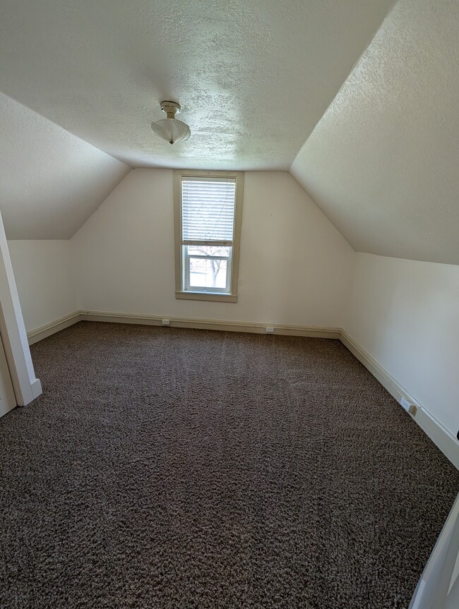 Building Photo - 207 E 100 N