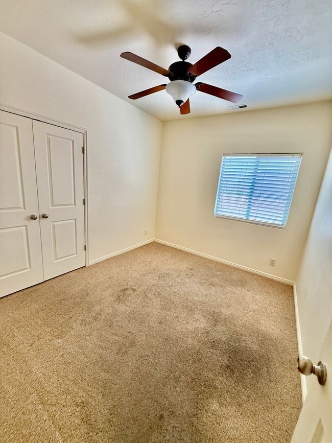Building Photo - Spacious & Sunny Home in Quiet Hurricane N...