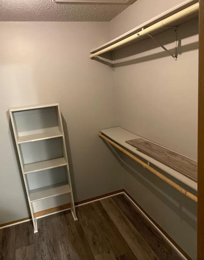 Building Photo - 2 Bedroom / 1.5 Bathroom Townhouse w/ Fenc...