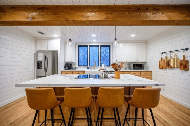 Building Photo - 47 White Pne Rd