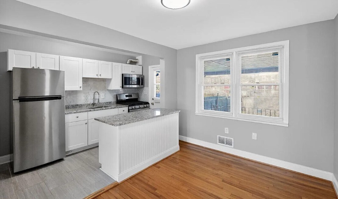 Building Photo - 3425 Dunran Rd