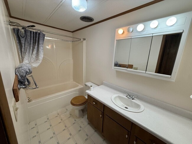 Building Photo - 4 Bed 2 Bath Home with 2 Car Garage, Large Private Fenced Yard. Lander, WY