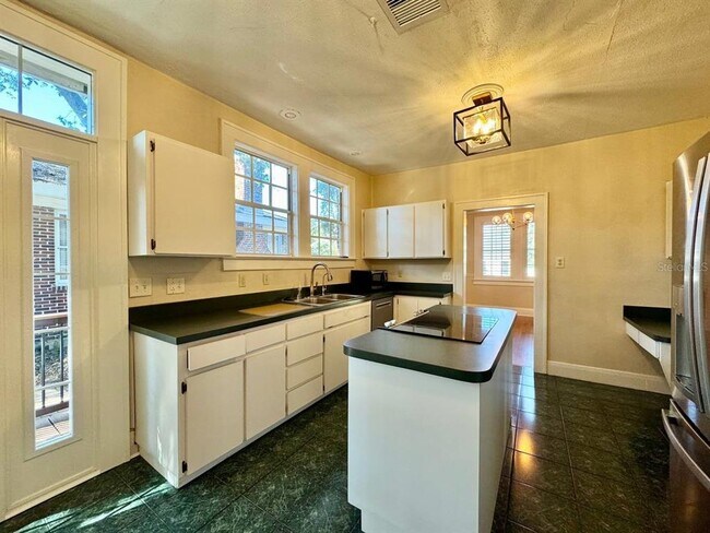 Building Photo - 3112 W Palmira Ave