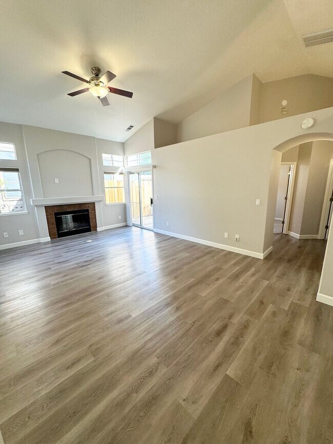 Building Photo - Move-In Ready 3-Bed, 2-Bath Home in Roseville! SEE VIDEO