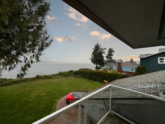 Building Photo - Gated Sound view home Des Moines area, 4 bed plus den 2.5 bath 3900 s/f, Available NOW!!!