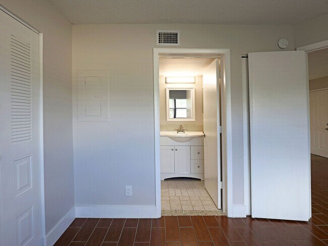 Building Photo - $250 OFF FIRST MONTH RENT!! Affordable & Newly Remodeled 1-Bedroom in the Heart of Fort Myers!