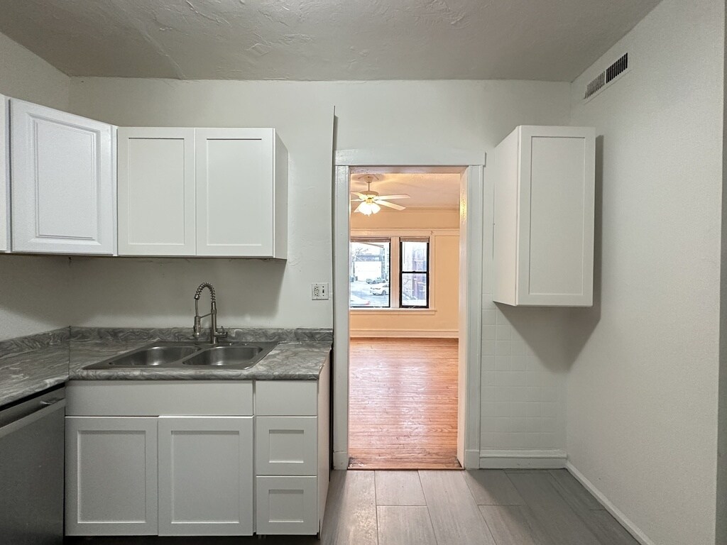 Building Photo - 3958 N Janssen Ave