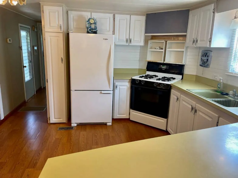 Building Photo - 825 W Colonial Cir