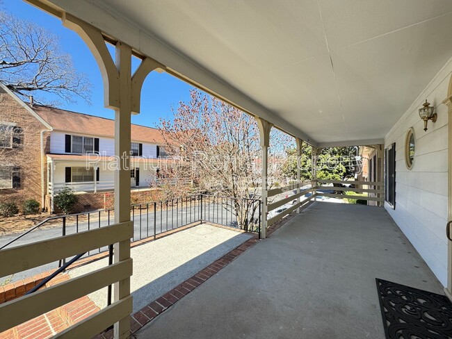 Building Photo - 3825 Lavista Rd