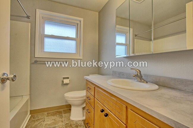Building Photo - 2 Bed, 1 Bath Home in Rose Village Neighbo...