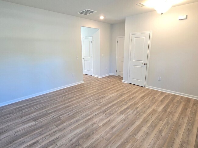 Building Photo - Approx 2700sqft, 5 bed / 3 bath featuring ...