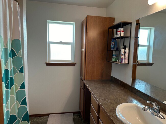 Building Photo - Ferndale 3 Bedroom 2 bath Rambler Small Pe...