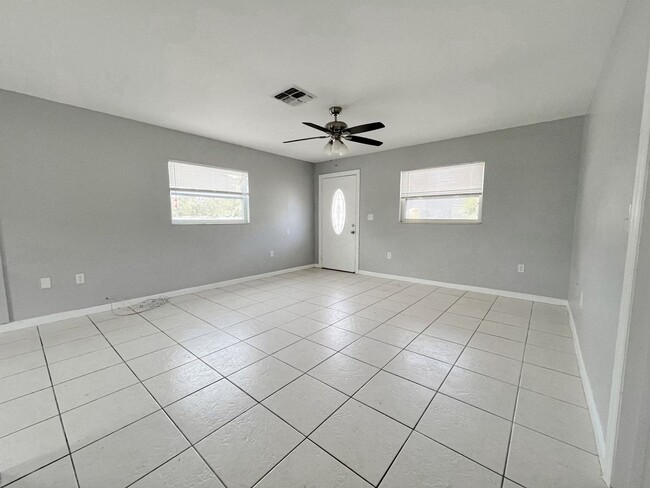 Building Photo - 2/1 Duplex AVAILABLE NOW!