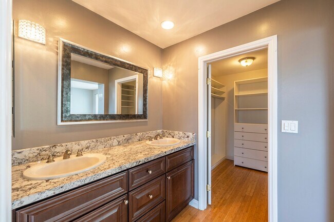 Building Photo - Beautiful Redondo Beach Condominium Rental!