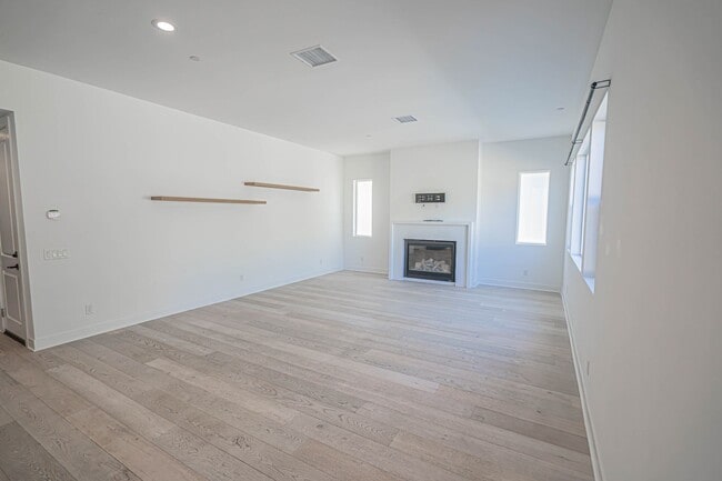 Building Photo - Beautiful 4-Bedroom Home with Solar and Private Patio in Plum Estates!