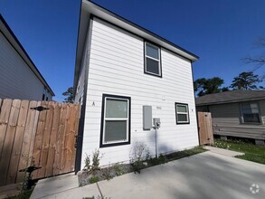 Building Photo - Updated 3-Bedroom Townhome for Rent in Eas...