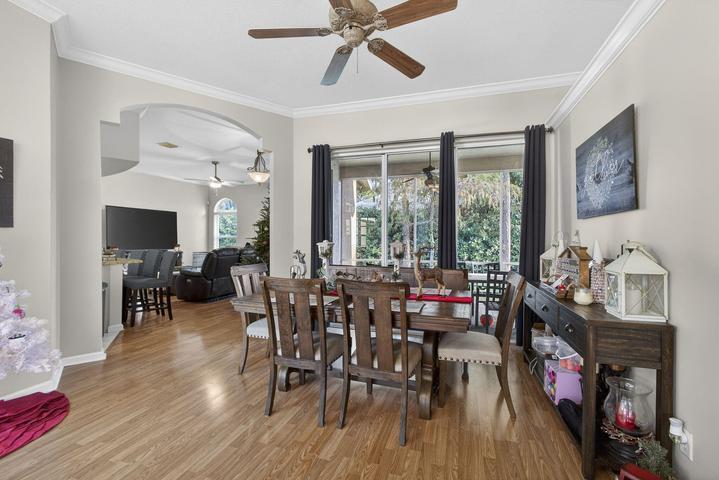 Building Photo - 146 Fernwood Cres