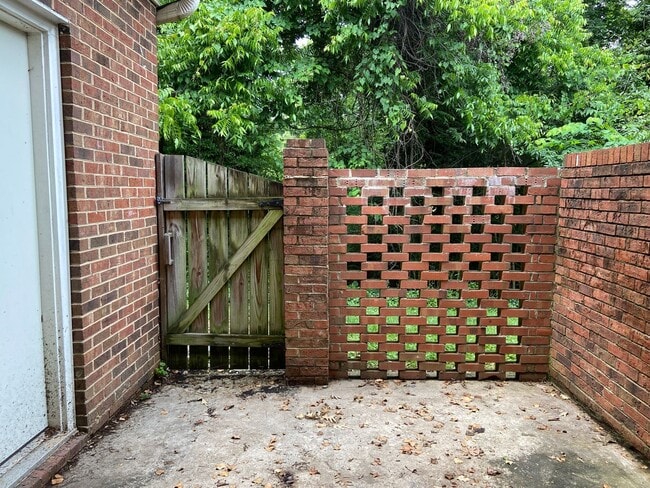 Building Photo - 2 Bedroom, 1.5 Bathroom Condo in High Point!
