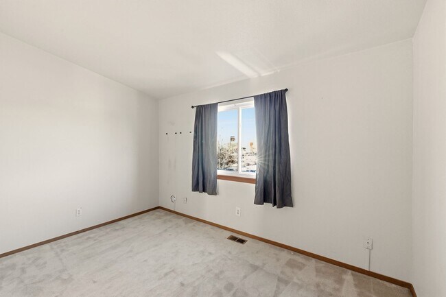 Building Photo - Open Concept Two Bed Two Bath Townhouse!