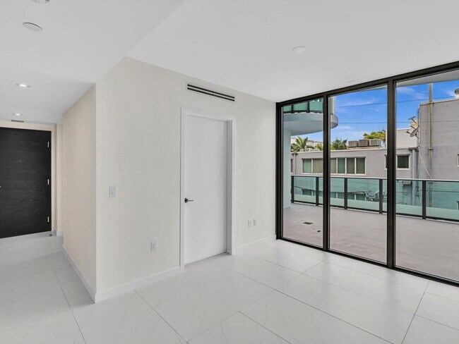 Building Photo - 9901 W Bay Harbor Dr