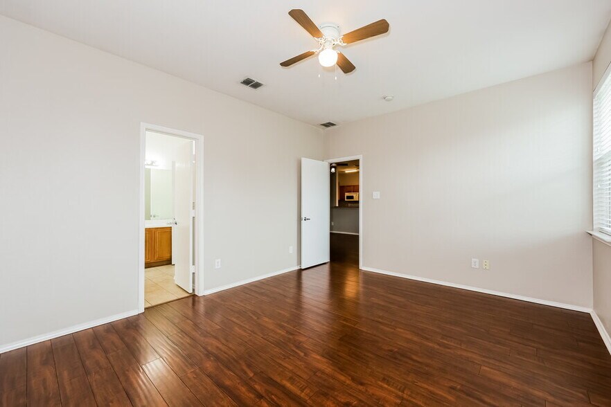 Building Photo - 10005 Blue Bell Dr