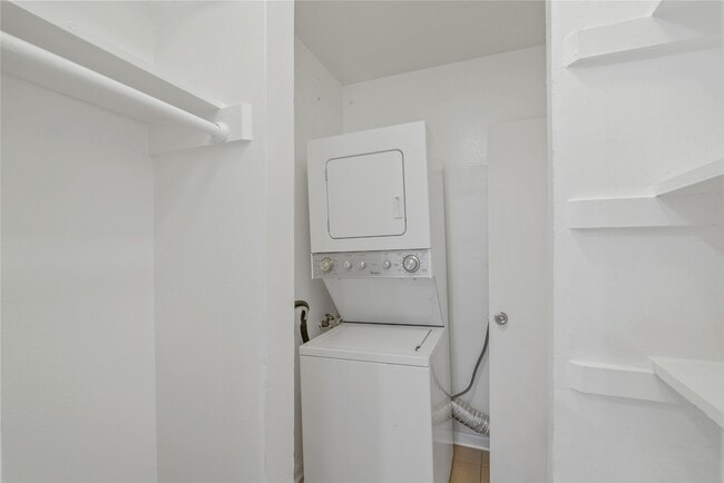 Building Photo - 2727 Briarhurst Dr