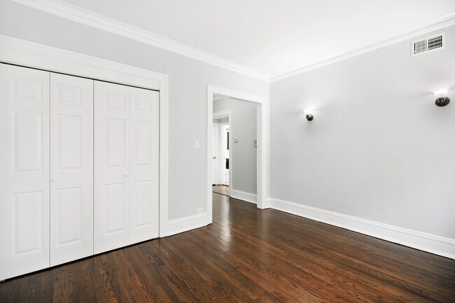 Building Photo - 1100 W Glenlake Ave