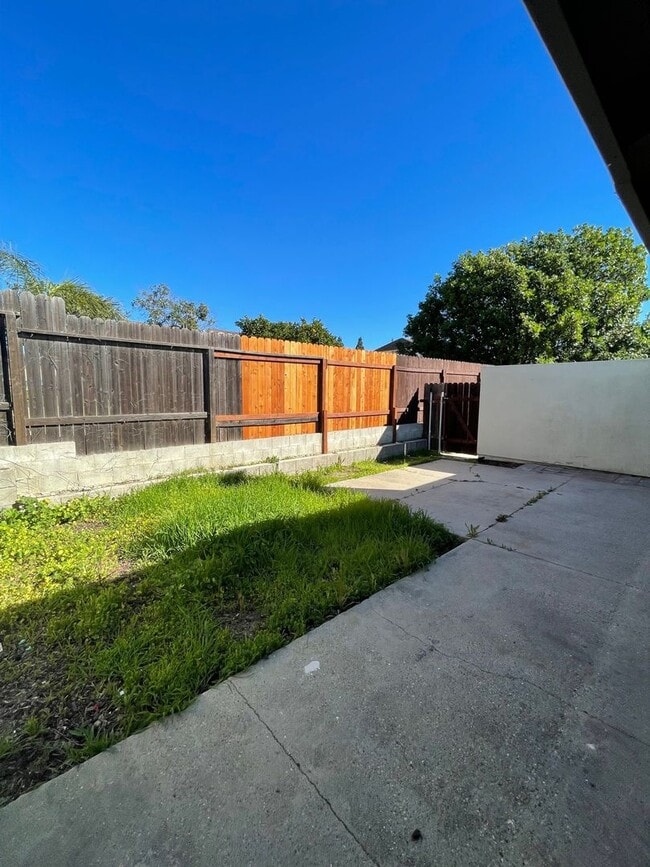 Building Photo - Great location in Camarillo - Las Posas Ga...