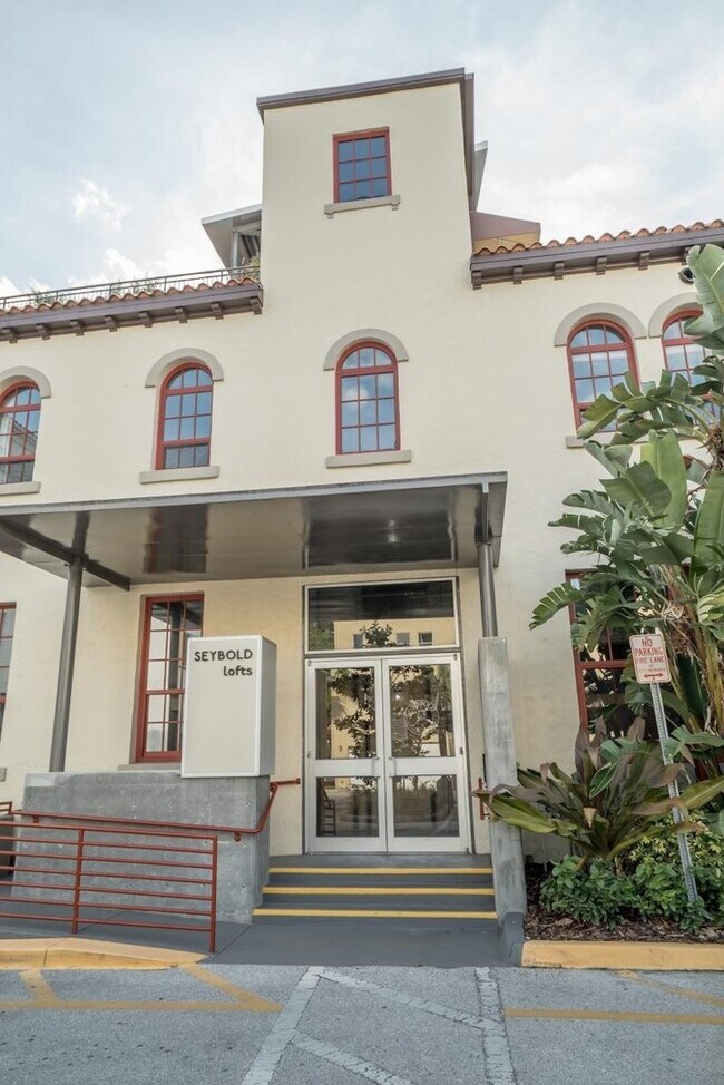Building Photo - Beautiful 2 bedroom/2 bathroom loft with exposed brick, steel beams and hand scrapped wood floors.