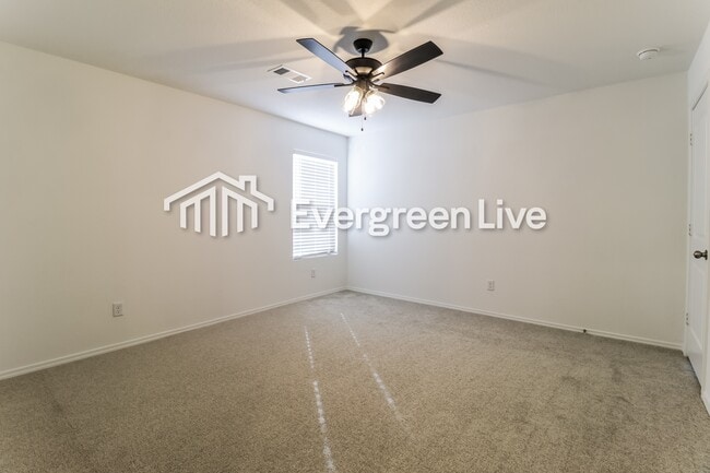 Building Photo - 44 10 Point Ln