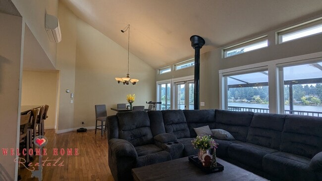 Building Photo - Huge waterfront home, fully furnished, boa...